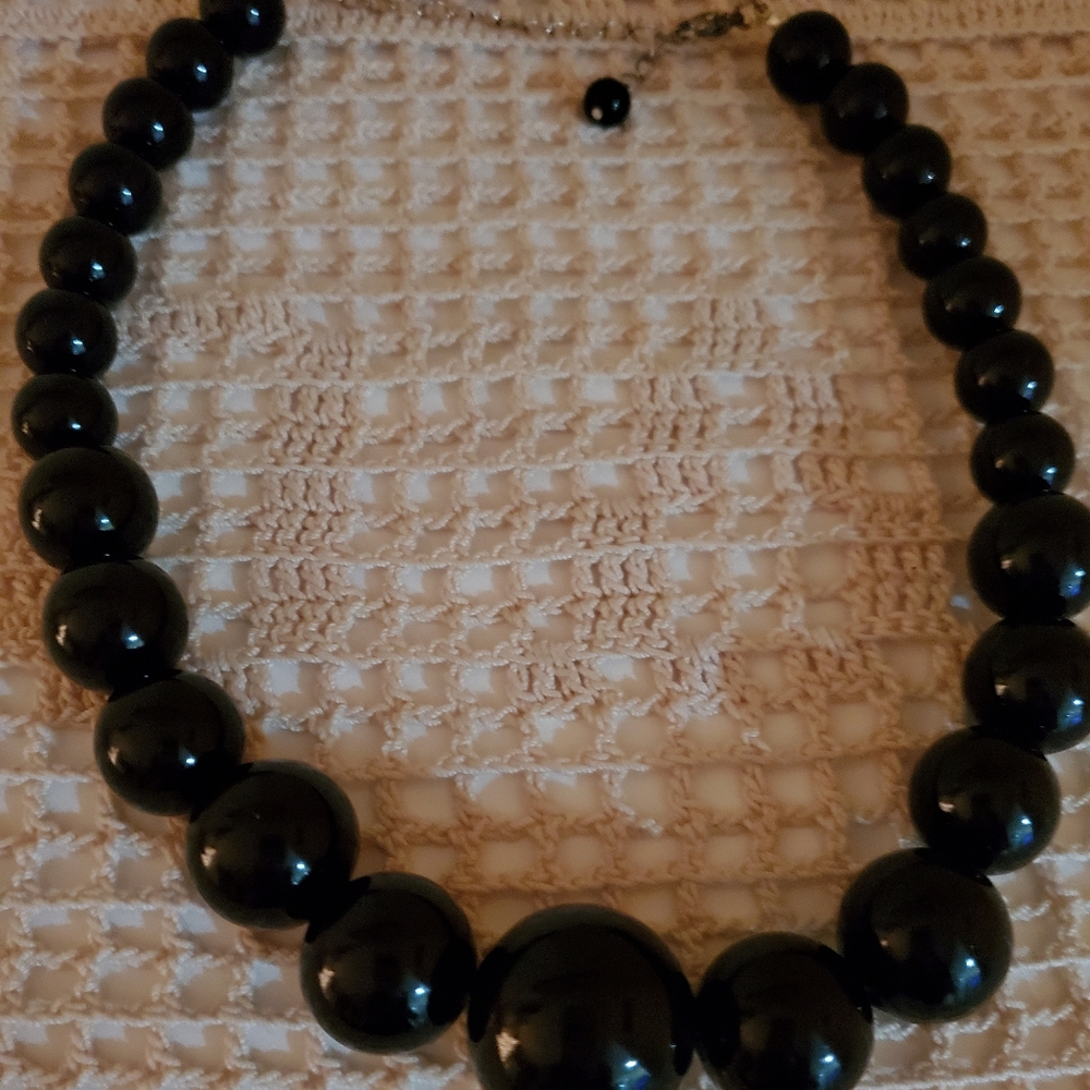 VON MAUR black big bead necklace